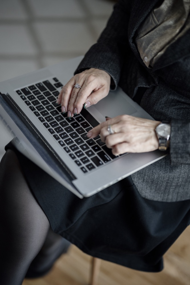 Mains tapant sur un ordinateur portable, illustration